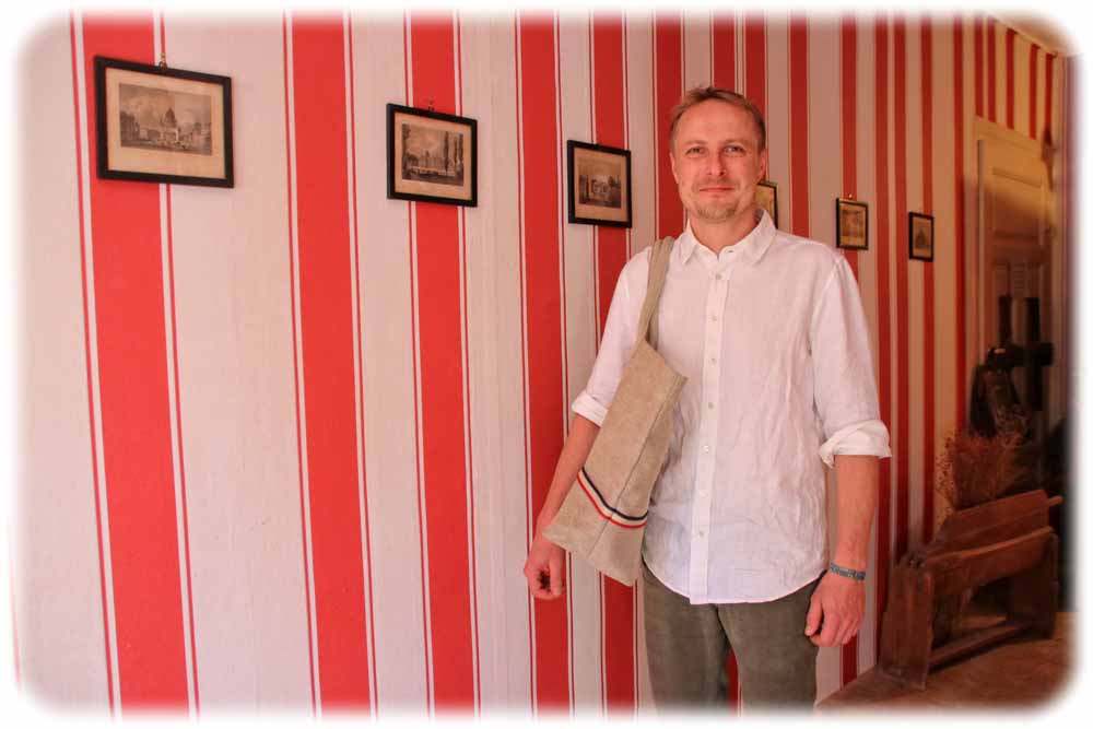 Wirtschaftsingenieur uind Manufaktur-Ko-Chef Ulrich Mühlisch zeigt in der Leinenmanufaktur von Kleist in Neukirch eine Leinentasche, die Ilka von Kleist designt hat. Foto: Heiko Weckbrodt