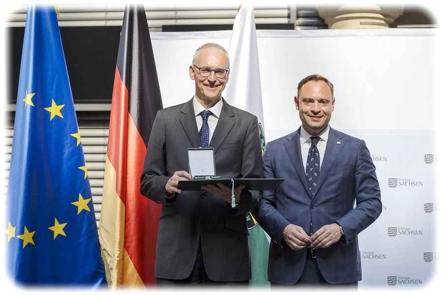 Prof. Dr. Karl LEO bekommt den sächsischen Verdienstorden von Landtagspräsident Alexander Dierks. Foto: Pawel Sosnowski für die TU Dresden