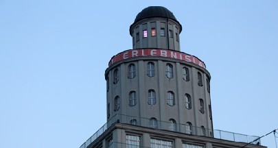iPhone-gesteuerte Lichtinstallation am Ernemann-Turm in Dresden-Striesen am frühen Abend. Foto: Heiko Weckbrodt