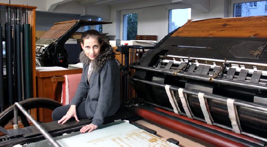 Colette Spayer-Polansky will die Lichtdruck-Maschinen in der Museumswerkstatt an der Bärensteiner Straße in Dresden wieder anwerfen. Foto: Heiko Weckbrodt
