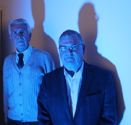 Die Dresdner Laser-Veteranen Dieter Pollack (72) und Günter Wiedemann (70, v. l.) sonnen sich im Fraunhofer-IWS im Laserlicht. Foto: Heiko Weckbrodt