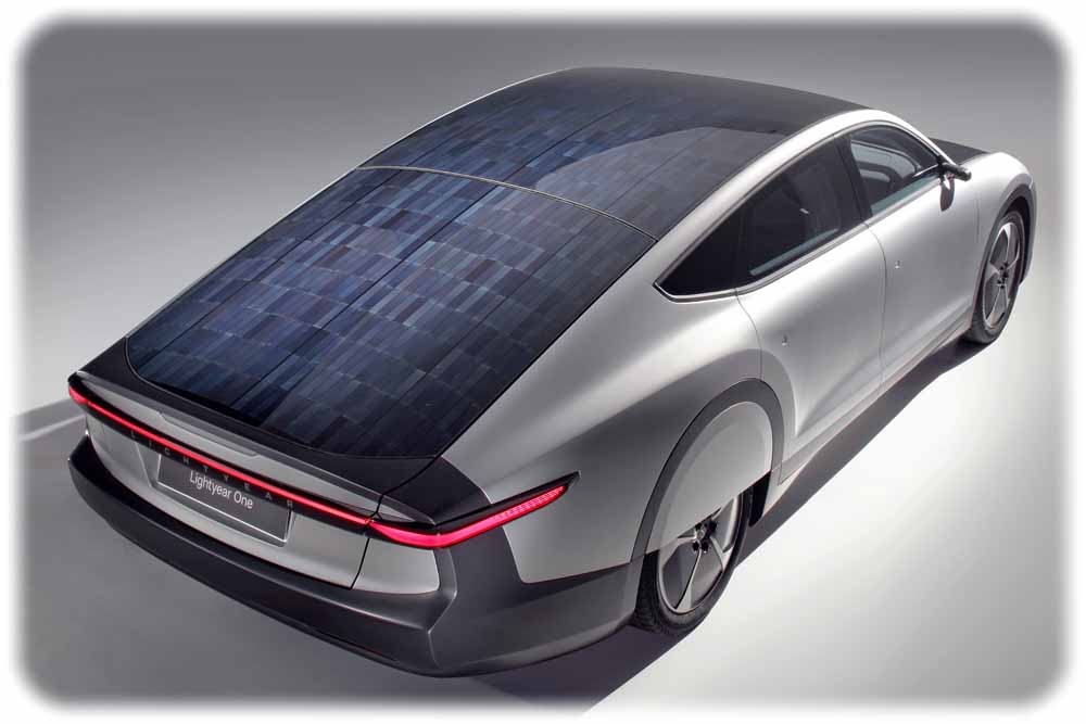 Das niederländische Elektroauto "Lightyear One" - hier ein Prototyp - ist mit Solarzellen überzogen. Die damit gewonnen Energie soll die Batterie nachladen und für 735 Kilometer Reichweite sorgen. Das E-Auto soll ab 2021 verfügbar sein. IDTechEx-Analysten gehen davon, dass solche Konzepte das dünne Ladesäulennetz in Europa ausgleichen können. Foto: Lightyear