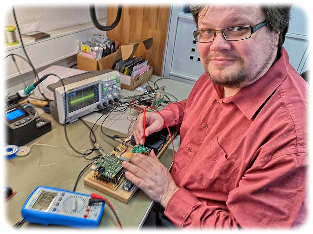 Elektronik-Entwickler Harald Wenzel testet bei Linguwerk Dresden ein Sprachsynthesemodul durch. Foto: Heiko Weckbrodt
