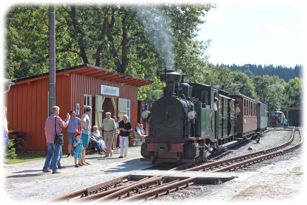 Auf dem Bahnhof Lohsdorf finden die Besucher echte Bimmelbahnromantik wie zu Großvaters Zeiten. Foto: Peter Weckbrodt 