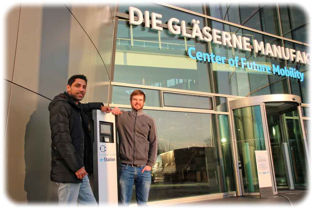 Tarik Mian (l.) und Sebastian Schramm wollen unter der Marke "LoyalGo" ein Netz aus werbefinanzierten Ladesäulen für Elektroautos aufbauen. Derzeit feilen sie im Mobilitäts-Inkubator der Gläsernen VW-Manufaktur in Dresden am Geschäftskonzept. Foto: Heiko Weckbrodt
