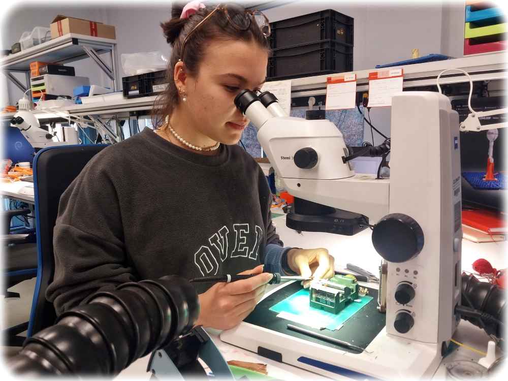 Celina Scheumann lötet in der Lumiloop-Manufaktur in Dresden ein Kabel an einen Sensor-Controller. Foto: Heiko Weckbrodt