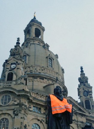 Luther mit Warnweste vor der FGrauenkirche in DResden. Foto: Katrin Tominski