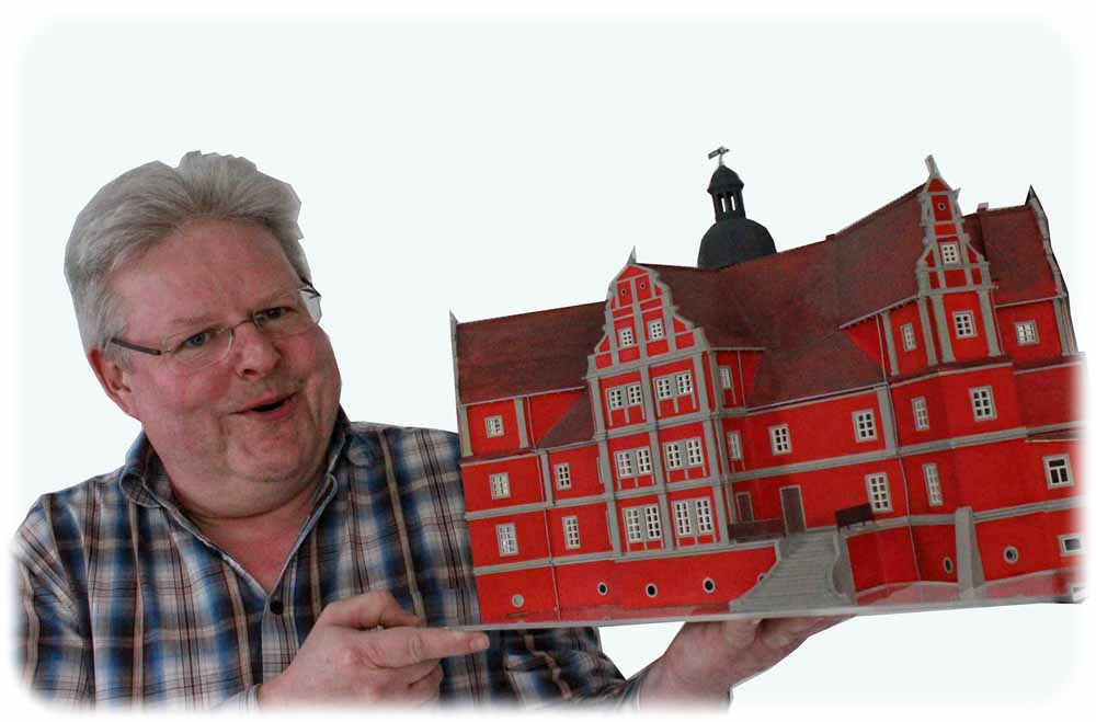 Das Rottwerndorfer Schloss: Das Modell entstand durch Laser-Cut, die Turmhaube wurde mittels 3D- Druck gefertigt, die Giebelteile hat Matthias Jordan als Vakuum-Gusssteile von einem Partnerunternehmen hinzugefügt. Foto: Peter Weckbrodt