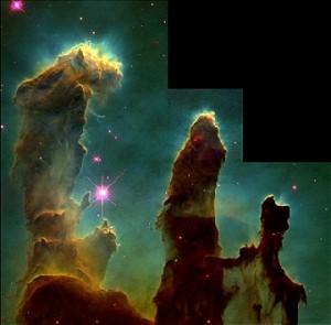 "Säulen der Schöpfung" ist diese Aufnahme des Hubble-Weltraumsteleskops aus dem Jahr 1995 betitelt. Diese Formation ist im obigen Bild ganz unten zu finden. Abb.: ESA