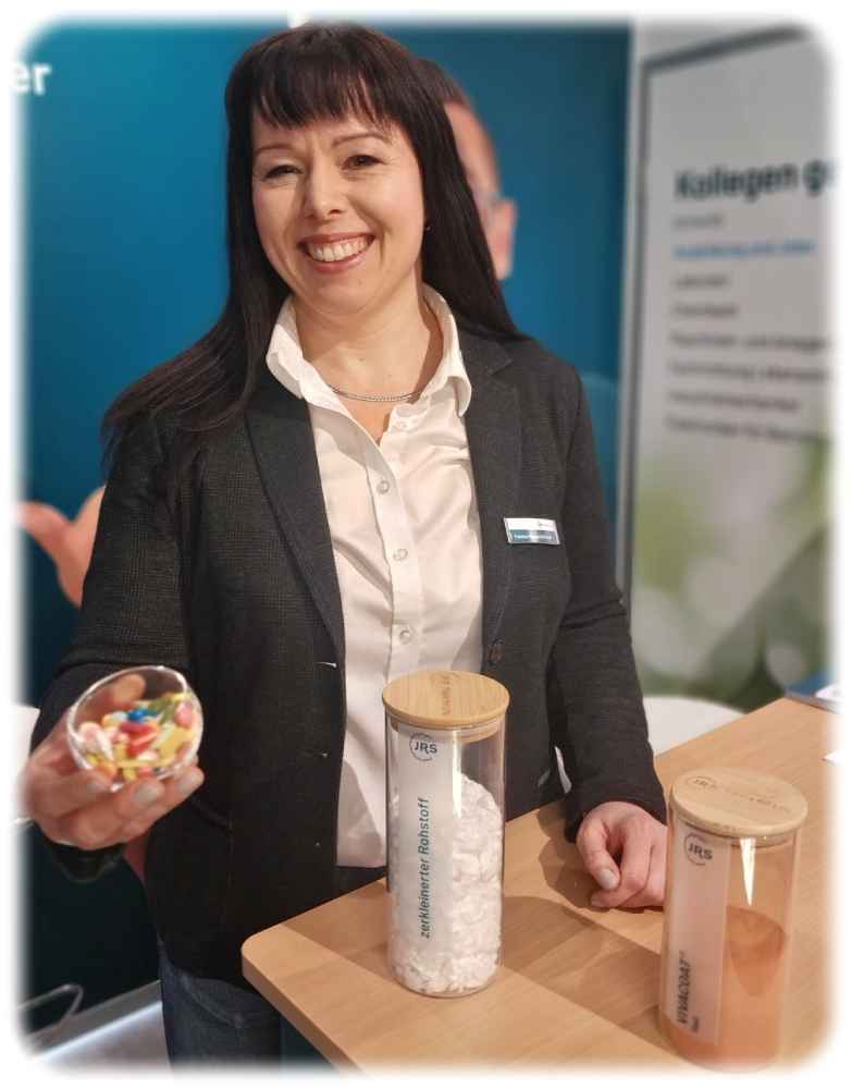 MCW-Personalerin Yvonne Messerschmidt zeigt Tabletten und Dragees, die mit Zellulose aus Weißenborn hergestellt werden. Foto: Heiko Weckbrodt