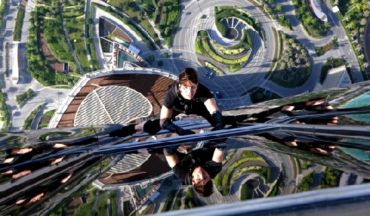Agent Ethan Hunt kraxelt einen Wolkenkratzer hoch - Tom Cruise verzichtete auf einen Stunt-Man. Abb.: Paramount