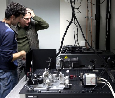 Manchmal ist es mit neuen Mikroskop-Konstruktionen einfach zum Haareraufen: Gene Meyers (hinten) und Nicola Maghelli bei der Entwicklung. Foto: Sven Döring