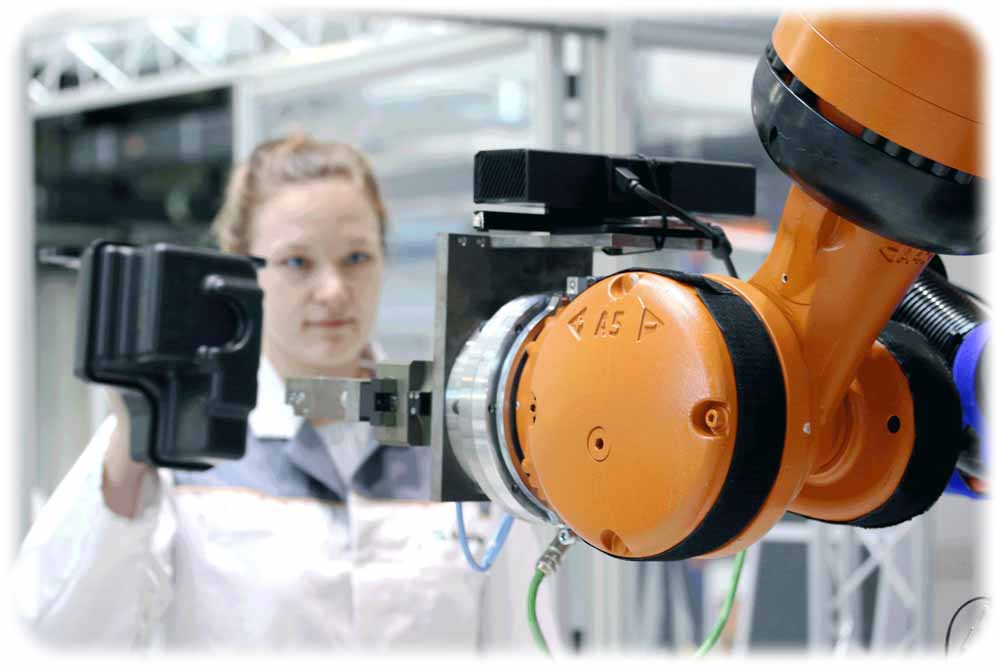 Für die Fabrik der Zukunft werden KIs, cyberphysikalische Systeme und neuartige Mensch-Maschine-Schnittstellen gebraucht, wie sie das Fraunhofer CPS in Dresden entwickeln will. Foto: Fraunhofer IWU