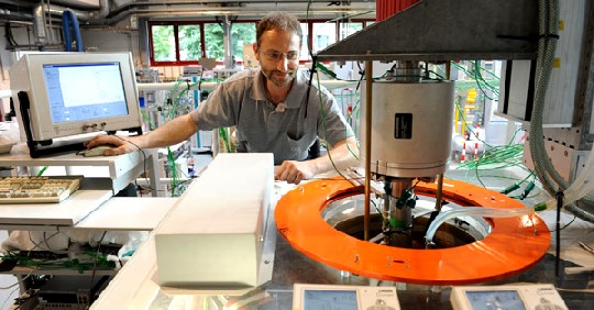 Der Physiker Dr. Josef Pal überprüft an der MULTIMAG-Anlage des HZDR, wie unterschiedlich eingestellte Magnetfelder auf Flüssigmetalle wirken. Foto: HZDR/Frank Bierstedt. 