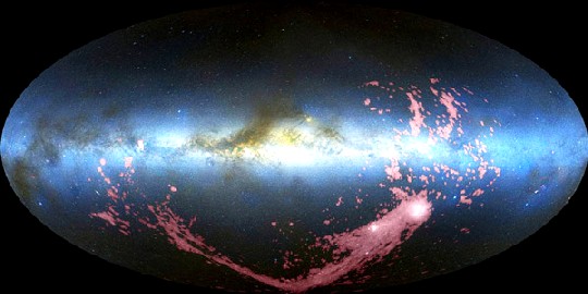 Diese Montage aus sichtbarem und visualisiertem UV-Licht zeigt den Magellan-Gaststrom (rot), der die Milchstraße halb umgibt. Abb.: D. Nidever u.a.