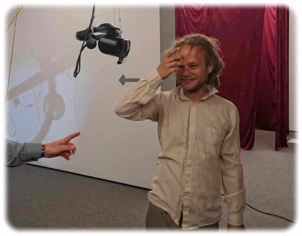 Von wegen magischer KI-Schädel: Kurator Andreas Ullrich hat im Hintergrund mit einer Datenbrille den plaudernden "Vrank" gesteuert. Foto: Heiko Weckbrodt