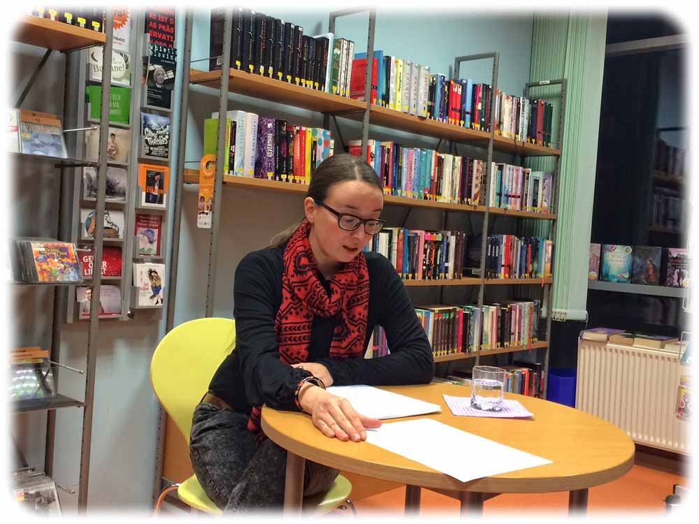 Maja Ludwig las in der Bibliothek Reick Auszüge aus "Ghobloroko". Foto: Heiko Weckbrodt