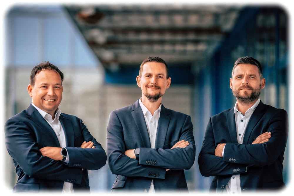 Die Geschäftsführer René In der Stroth (links), Andre Strobach (Mitte) und Matthias Banowski sind nun auch Miteigentümer des Elektronik-Auftragsfertigers IMM aus Mittweida. Foto: Wachstumsfonds Mittelstand Sachsen