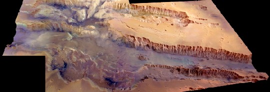 Zusammengesetzt aus 20 Orbitalaufnahmen, zeigt diese 3D-Rekonstruktion das Marineris-Tal auf dem Mars - den größten bekannten Canyon im Sonnensystem. Abb.: ESA/DLR/FU Berlin (G. Neukum)