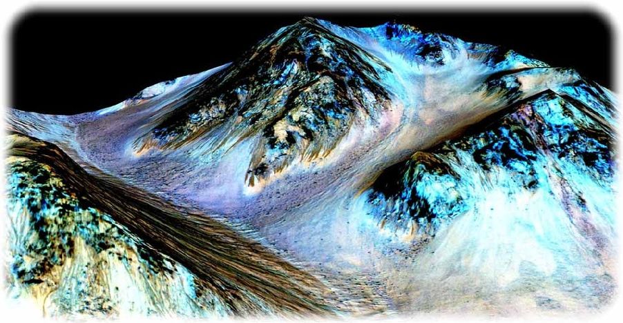 Die dunklen Streifen auf diesem Fehlfarben-Bild vom Mars-Krater Hale deuten nach Ansicht der NASA-Analysten auf kürzlich geflossenes Wasser auf dem Mars hin. Abb.: NASA/JPL-Caltech/Univ. of Arizona