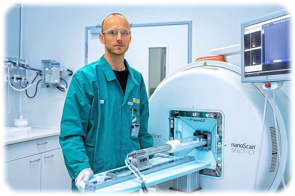 Um die zielgenau deponierte Strahlendosis im Tumor messen zu können, hat Dr. Martin Ullrich am HZDR das bildgebende Verfahren SPECT für kleine Versuchstiere optimiert. Foto: Christoph Reichelt für das HZDR