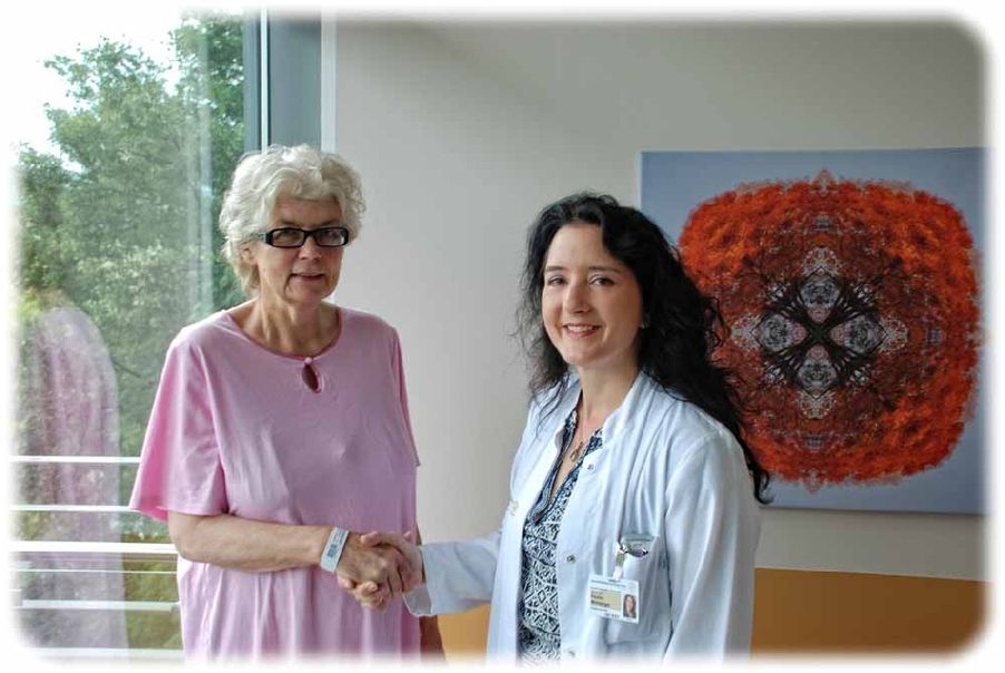 Patientin Martina Hintze und Frauenheilkundlerin Prof. Pauline Wimberger freuen sich über die gelungene OP. Foto: Uniklinikum Dresden
