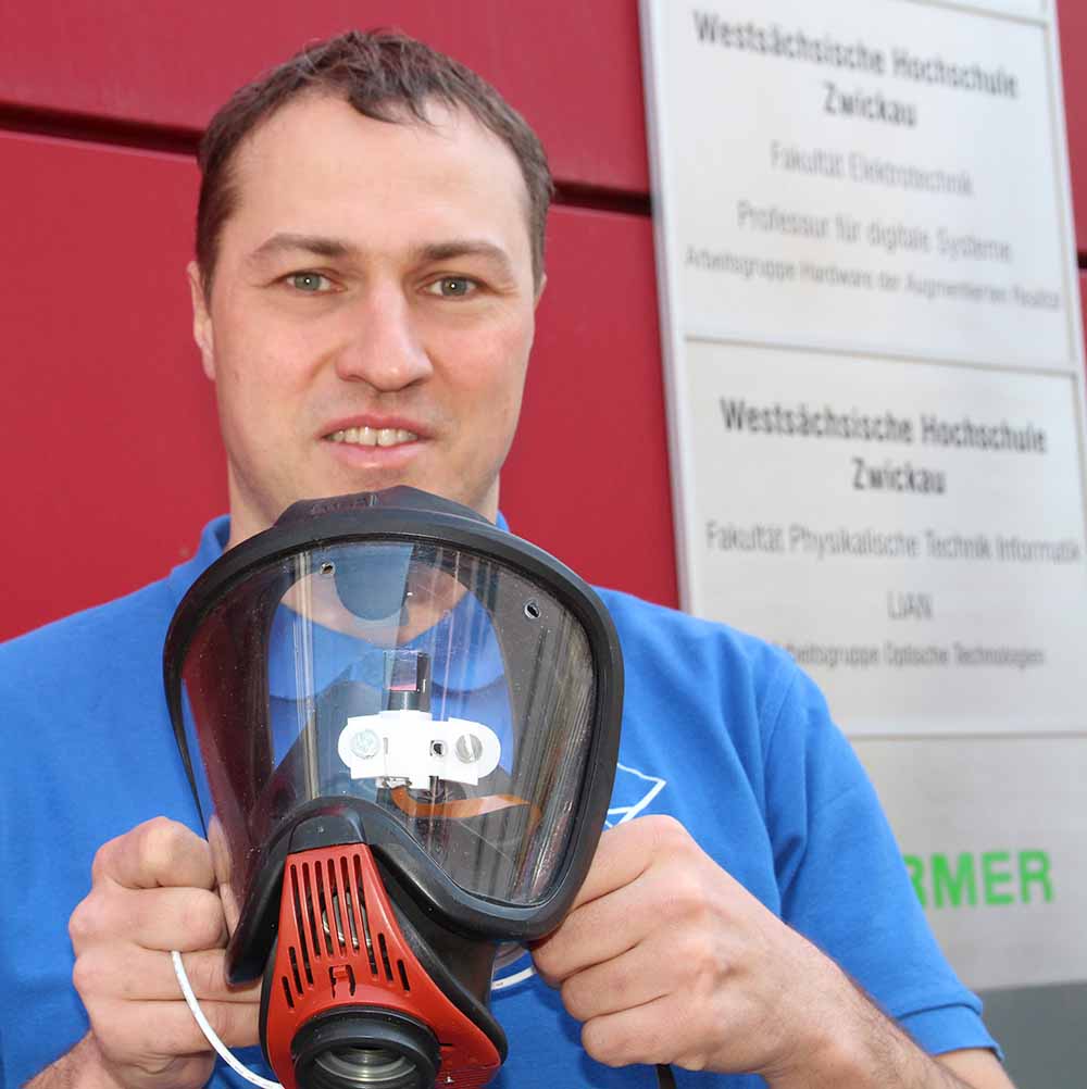 Prof. Rigo Herold von der „Westsächsischen Hochschule Zwickau“ (WHZ) zeigt die neue Feuerwehrmaske mit integrierter Datenbrille. Foto: WHZ