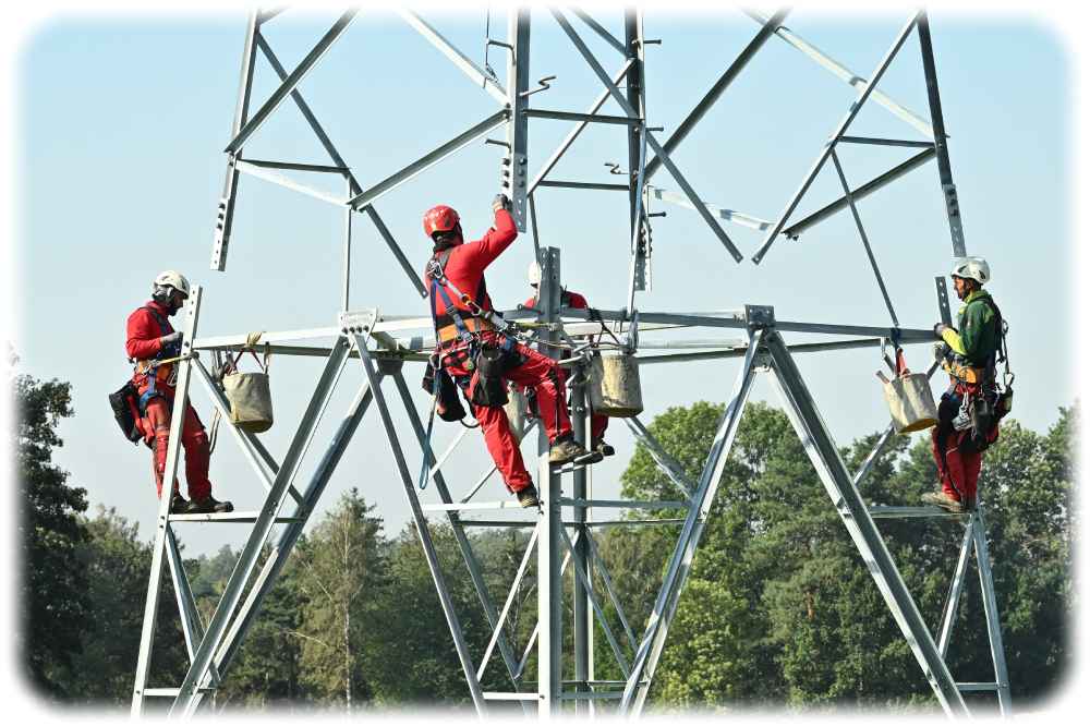 Auch die Montage neuer Masten gehört zum Netzausbau in Ostsachsen. Foto: Jürgen Männel für Sachsenenergie