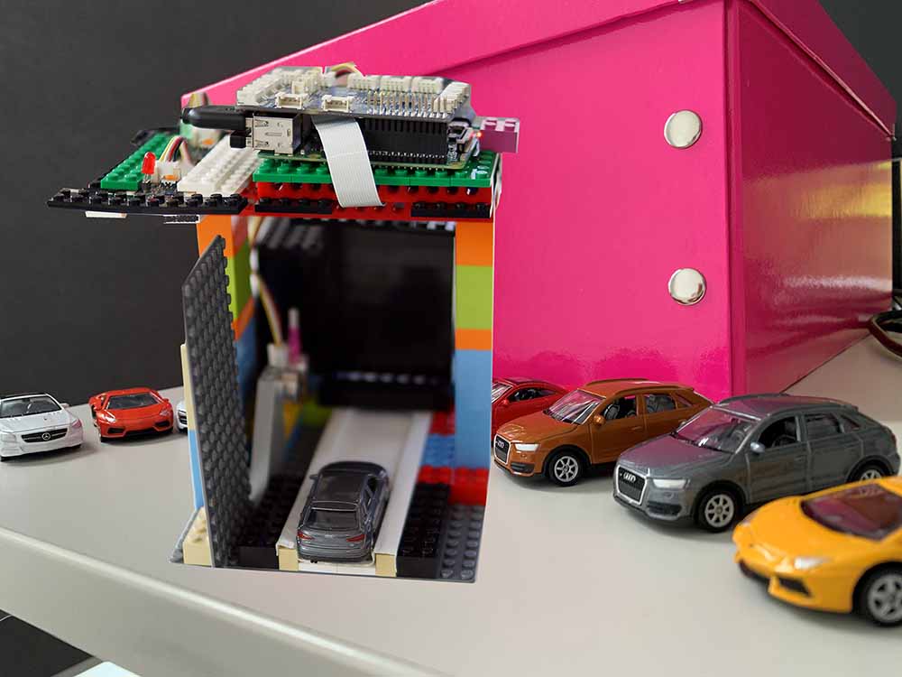 Demonstrator aus Matchbox-Autos und Lego: Das Siegerteam des 2. Thin[gk]athon vom "Smart Systems Hub" Dresden hat mit „MatchBox“ (im Vordergrund) eine selbstlernende Maschine entworfen, die selbst kleinste Lackkratzer im Vorbeifahren erkennt. Foto: Smart Systems Hub