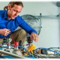 Dr. Tino Gottschall vom Hochfeld-Magnetlabor Dresden des HZDR ist Experte für die magnetische Kühlung. Foto: Rainer Weisflog für das HZDR