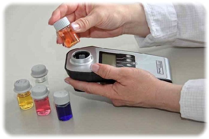 Auch für Laboranalysen sind Echtfarb-Sensoren nützlich. Dadurch können Chemikalien beziehungsweise Proben sehr schnell vorsortiert werden. Foto: MAZeT