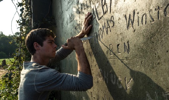 Thomas (Dylan O’Brien) verewigt sich auf den Labyrinth-Wänden. Foto: Fox