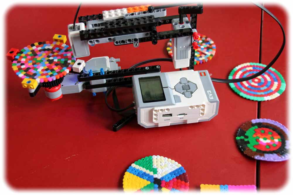 Der "Bügelperlenplattenspieler von Quinn Lemnitzer aus Leipzig basiert auf einem Legoroboter. Er übersetzt die bunten Perler, die der Nutzer zu Schallplatten formt, mit einem Farbsensor in Töne und Musik Foto: Heiko Weckbrodt