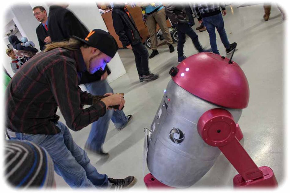 Der Roboter im Museums-Foyer bedankt sich artig für Spenden. Foto: Heiko Weckbrodt
