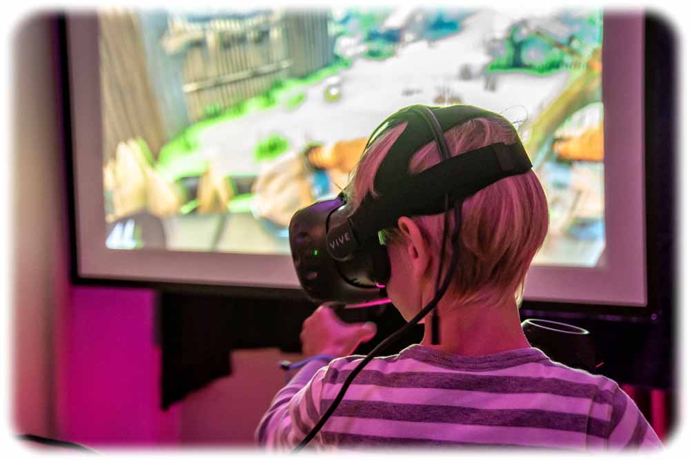 Auch Spiele in virtuellen Realitäten (VR) sind eine Attraktion bem Medienfestival in Dresden. Foto: Spindler für das Medienkulturzentrum Dresden