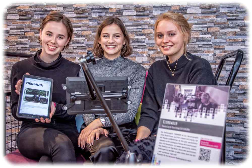 Nora Wunderwald (l.), Luka Naujoks und Imina Geilman von tierindir.de freuen sich über ihren mb21-Preis. Foto: Steffen Haas für mb21