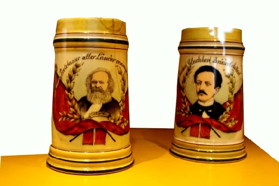 Karl Marx und Ferdinand Lasalle auf voigtländischen Porzellan-Bierkriegen aus dem Jahre 1890. Foto: Peter Weckbrodt