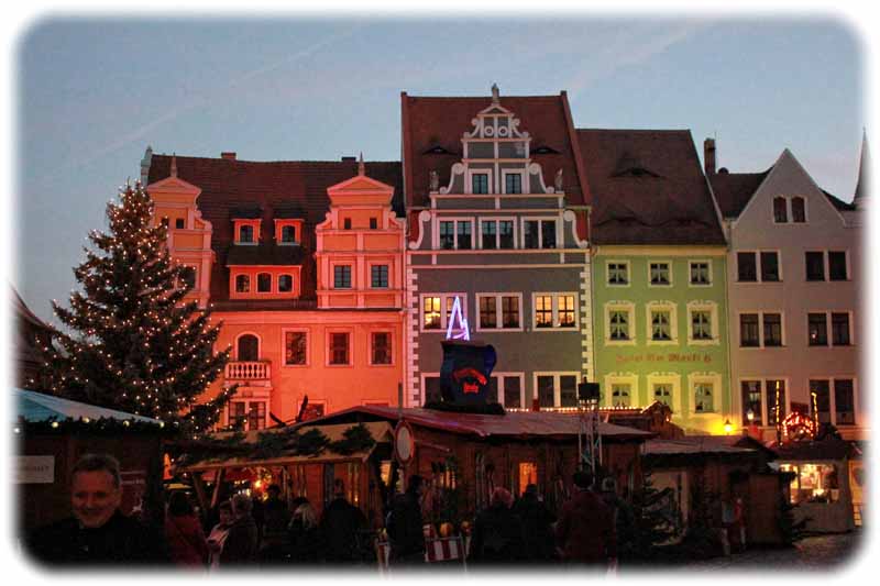 Die Fassaden der historischen Häuser am Markt geben dem Weihnachtsmarkt einen stimmungsvollen Anstrich. Foto: Peter Weckbrodt