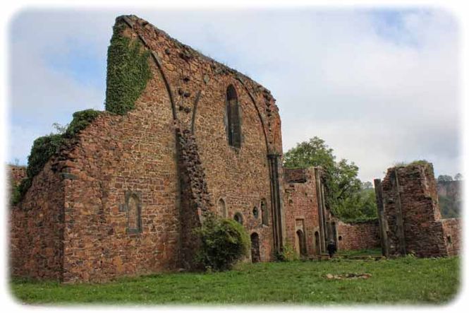 Die Ruinen lassen die einstigen Ausmaße des Klosters Zum Heiligen Kreuz“ ahnen. Foto: Peter Weckbrodt