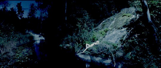 Justine (Kirsten Dunst) badet im Licht des nahenden todverheißenden Planeten. Abb.: BSF