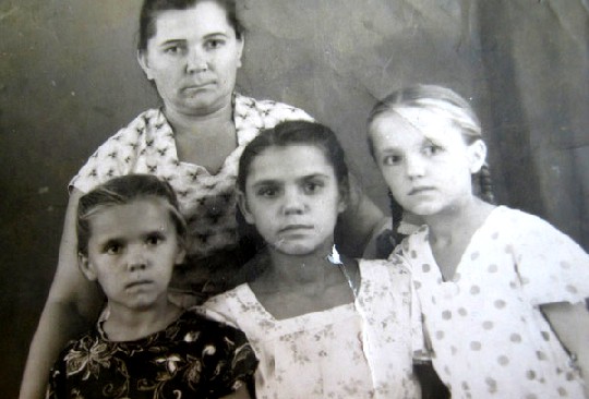 Tala Moskalenko (Mitte) wurde im Dresdner Babylager während der NS-Diaktatur geboren. Foto: privat