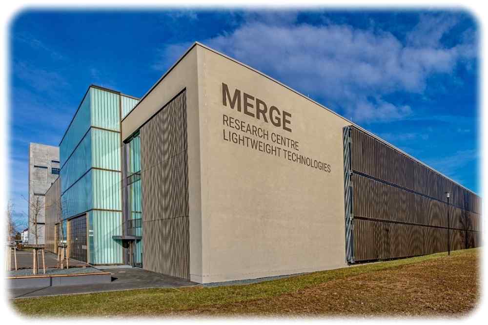 Das neue Laborgebäude am MERGE Research Centre "Lightweight Technologies" der TU Chemnitz grenzt unmittelbar an die bereits 2015 fertiggestellte Forschungshalle. Foto: Jacob Müller für das SMF