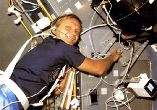 Ernst Messerschmid im Raumlabor während seines Raumfluges bei der ersten deutschen D1-Spacelab-Mission 1985 mit dem Space-Shuttle "Challenger". Foto: Archiv Messerschmid