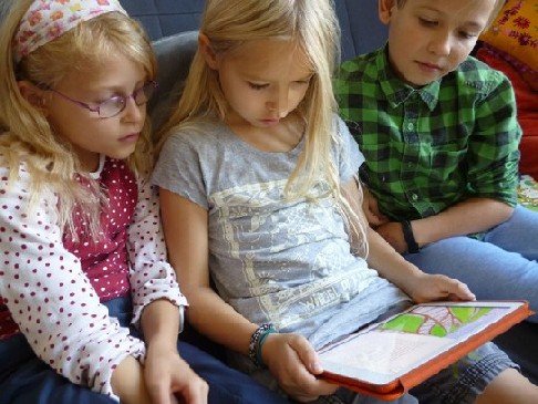 Kinder lesen in der "Meta Morfoß"-App. Foto: Daktylos Media