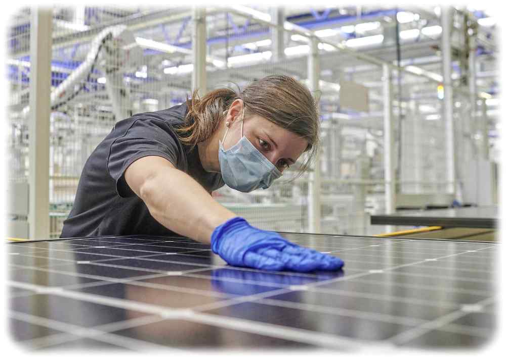 Ein letzter prüfender Blick, bevor die Serienproduktion in der neuen Solarmodul-Fabrik von Meyer Burger in Freiberg startet. Foto: Meyer Burger