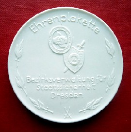 Zurückgegeben: Ehrenplakette der Dresdner MfS-Bezirksverwaltung aus Meißner Porzellan, Foto: Gedenkstätte Bautzner Straße