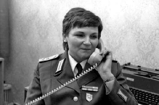 Frauen waren bei der Stasi meist nur in untergeordneten Positionen tätig - hier eine Sekretärin Hauptabteilung Personenschutz (1980). Repro: BStU