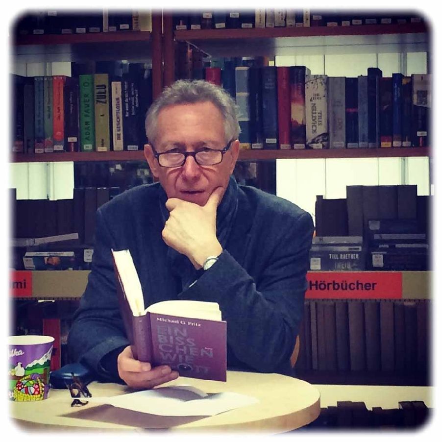 Michael G. Fritz (geb. 1953 in Berlin) liest in der Bibliothek Dresden-Prohlis aus seinem Überwachungs-Roman "Ein bisschen wie Gott". Foto: Heiko Weckbrodt