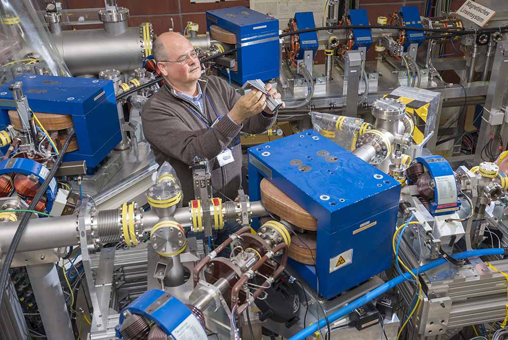 Beamline-Scientist Dr. John Michael Klopf stellt Aggregate am Freie-elektronen-Laser im ELBE-Zentrum in Dresden-Rossendorf ein. Er bereitet den FEL für die Experimente der Kollegen vor. Foto: Detlev Müller, HZDR