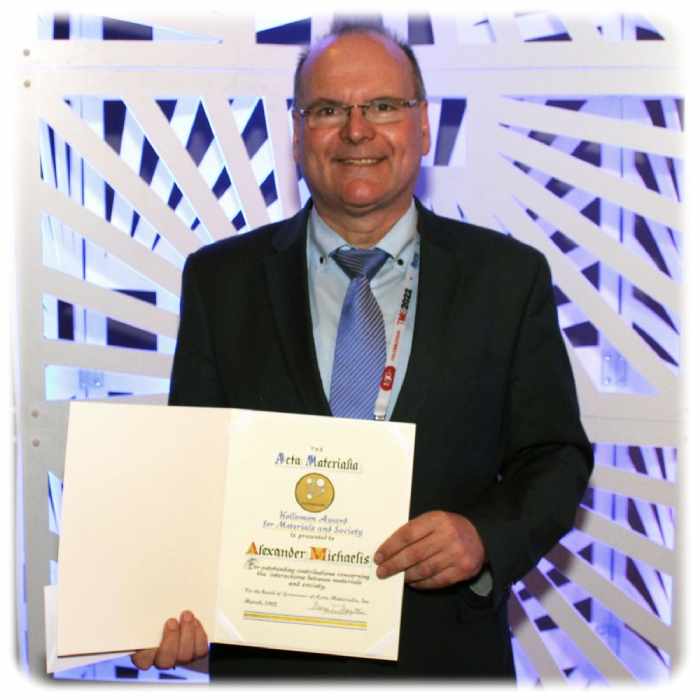 Prof. Alexander Michaelis vom Fraunnhofer-Keramikinstitut IKTS aus Dresden mit der Urkunde über seinen "Acta Materialia Hollomon Award"-. Foto: TMS